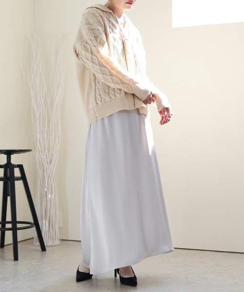 ULEULA（ウルア）の「サイドスリットサテンロングスカート/Iラインシルエット（スカート・レディース・チャコールグレー/アイボリー/ブラック・FREE）」の9枚目の写真