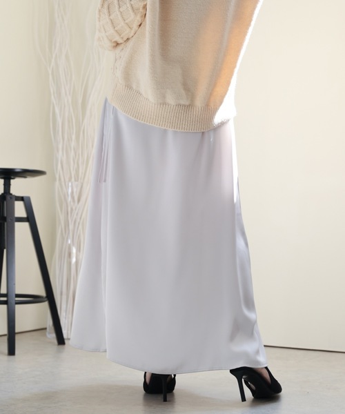 ULEULA（ウルア）の「サイドスリットサテンロングスカート/Iラインシルエット（スカート・レディース・チャコールグレー/アイボリー/ブラック・FREE）」の7枚目の写真