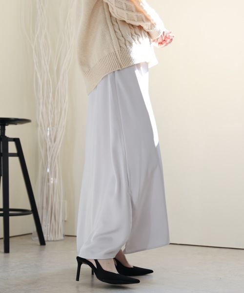 ULEULA（ウルア）の「サイドスリットサテンロングスカート/Iラインシルエット（スカート・レディース・チャコールグレー/アイボリー/ブラック・FREE）」の6枚目の写真