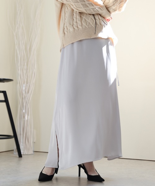ULEULA（ウルア）の「サイドスリットサテンロングスカート/Iラインシルエット（スカート・レディース・チャコールグレー/アイボリー/ブラック・FREE）」の4枚目の写真