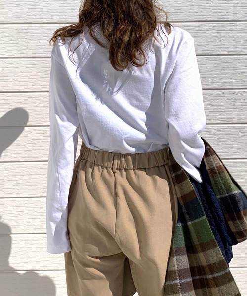 Q(キュー)の「ロゴプリントロンT(Tシャツ/カットソー・レディース・ホワイト/チャコールグレー・MEDIUM)」の8枚目の写真