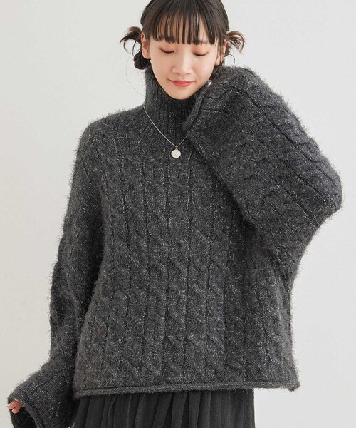 Jayro(ジャイロ)の「短丈ニットプルオーバー(ニット/セーター・レディース・グレー/ホワイト系その他/チャコールグレー/レッド・M)」の2枚目の写真