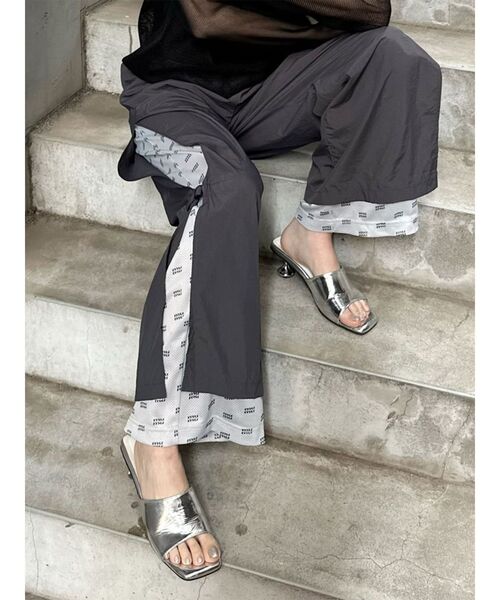 MURUA（ムルーア）の「メッシュロゴナイロンカーゴフレアパンツ【2way】（カーゴパンツ・レディース・カーキ/ダークグレー・FREE）」の2枚目の写真