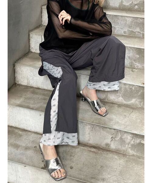 MURUA（ムルーア）の「メッシュロゴナイロンカーゴフレアパンツ【2way】（カーゴパンツ・レディース・カーキ/ダークグレー・FREE）」の3枚目の写真