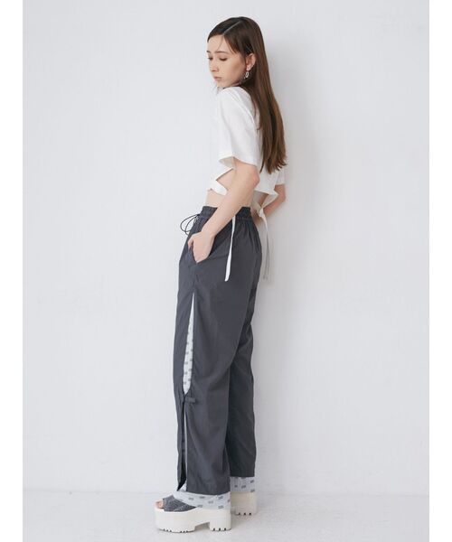 MURUA（ムルーア）の「メッシュロゴナイロンカーゴフレアパンツ【2way】（カーゴパンツ・レディース・カーキ/ダークグレー・FREE）」の5枚目の写真