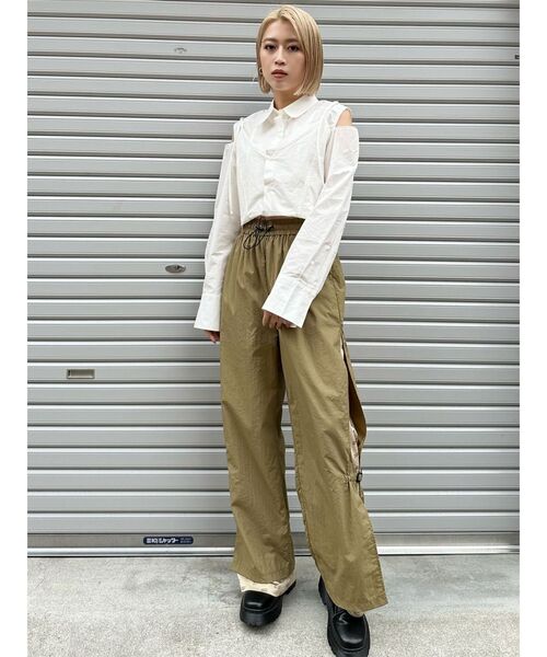 MURUA（ムルーア）の「メッシュロゴナイロンカーゴフレアパンツ【2way】（カーゴパンツ・レディース・カーキ/ダークグレー・FREE）」の13枚目の写真