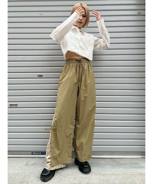 MURUA（ムルーア）の「メッシュロゴナイロンカーゴフレアパンツ【2way】（カーゴパンツ・レディース・カーキ/ダークグレー・FREE）」の14枚目の写真