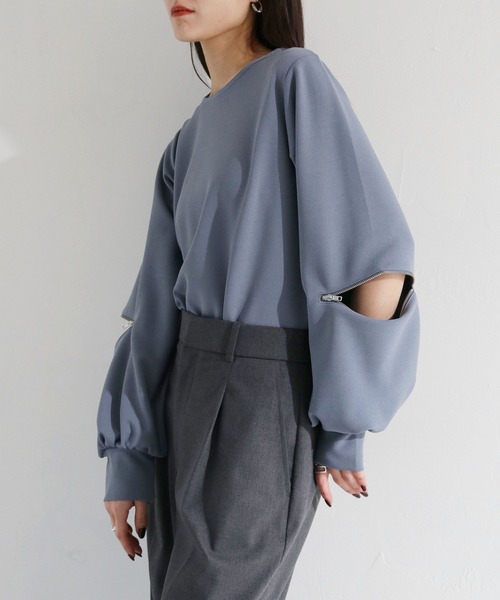 cheriella（シェリエラ）の「【cheriella】WEB限定カットジョーゼット袖ファスナープルオーバー WEB LIMITED CUT GEORGETTE ZIP SLEEVE PULLOVER（Tシャツ/カットソー・レディース・ブラック/ライトブルー/オフホワイト・M）」の4枚目の写真