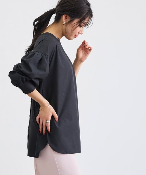 Pierrot（ピエロ）の「2wayパールボタンブラウス（シャツ/ブラウス・レディース・ブラック/ベージュ/オフホワイト/ストライプ/ブルー/グレイッシュベージュ/アイボリー・PM/M/L）」の19枚目の写真