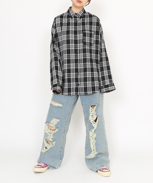 PUNYUS（プニュズ）の「ダメージデニムワイドパンツ（デニムパンツ・レディース・ライトインディゴブルー/ブラック・3/2/1/4）」の13枚目の写真