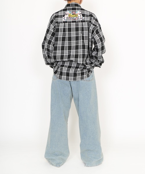 PUNYUS（プニュズ）の「ダメージデニムワイドパンツ（デニムパンツ・レディース・ライトインディゴブルー/ブラック・3/2/1/4）」の16枚目の写真