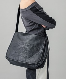 X-girl（エックスガール）の「CROWN AND WINGS FAUX LEATHER MESSENGER BAG（ショルダーバッグ・メンズ）」