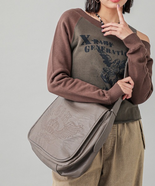 X-girl（エックスガール）の「CROWN AND WINGS FAUX LEATHER MESSENGER BAG（ショルダーバッグ・レディース・ブラック/ベージュ・ONE SIZE）」の8枚目の写真