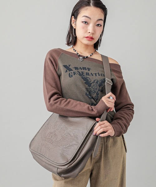 X-girl（エックスガール）の「CROWN AND WINGS FAUX LEATHER MESSENGER BAG（ショルダーバッグ・レディース・ブラック/ベージュ・ONE SIZE）」の9枚目の写真
