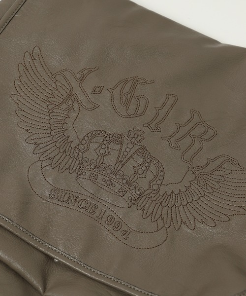 X-girl（エックスガール）の「CROWN AND WINGS FAUX LEATHER MESSENGER BAG（ショルダーバッグ・レディース・ブラック/ベージュ・ONE SIZE）」の12枚目の写真