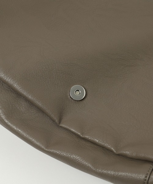 X-girl（エックスガール）の「CROWN AND WINGS FAUX LEATHER MESSENGER BAG（ショルダーバッグ・レディース・ブラック/ベージュ・ONE SIZE）」の13枚目の写真