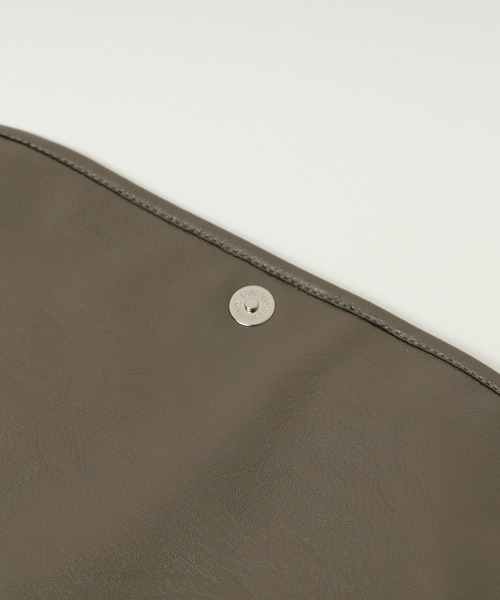 X-girl（エックスガール）の「CROWN AND WINGS FAUX LEATHER MESSENGER BAG（ショルダーバッグ・レディース・ブラック/ベージュ・ONE SIZE）」の14枚目の写真