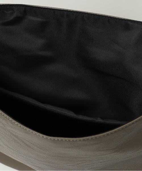 X-girl（エックスガール）の「CROWN AND WINGS FAUX LEATHER MESSENGER BAG（ショルダーバッグ・レディース・ブラック/ベージュ・ONE SIZE）」の15枚目の写真