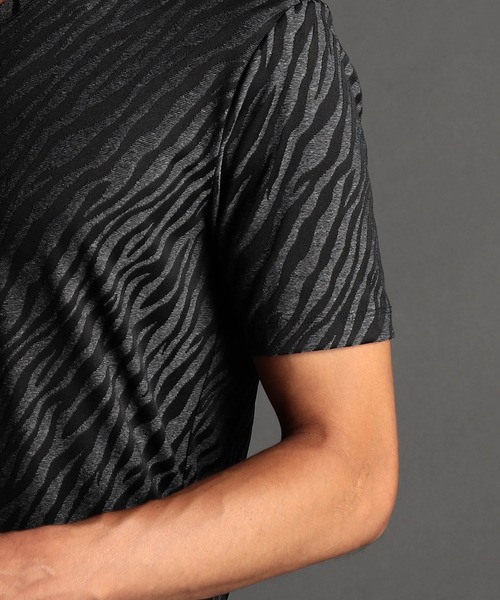 NICOLE CLUB FOR MEN（ニコルクラブフォーメン）の「アニマル柄ジャガードVネック半袖プルオーバー（Tシャツ/カットソー・メンズ・グレー系1/グレー系2/ホワイト系/ブラック系・MEDIUM/LARGE/X-LARGE）」の12枚目の写真