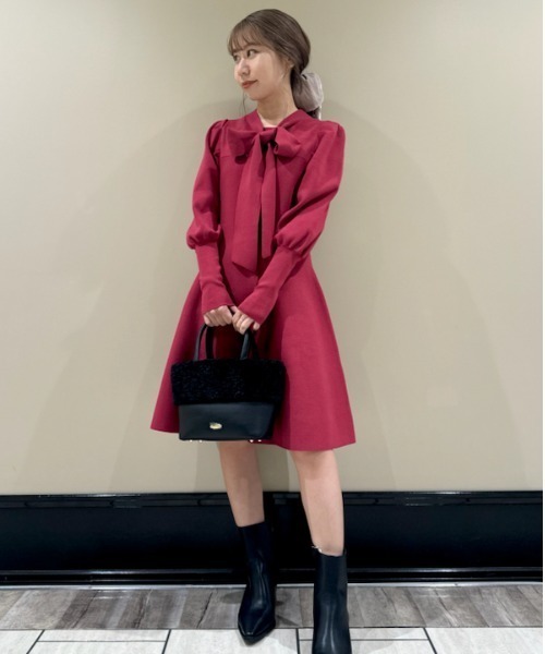 LILY BROWN(リリーブラウン)の「ボウタイニットミニワンピース(ワンピース・レディース・ブラック/レッド/ベージュ/ブルー・FREE)」の4枚目の写真