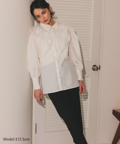 DONOBAN（ドノバン）の「2wayフラワーレースブラウス（シャツ/ブラウス・レディース・ホワイト/ネイビー・ONE）」の3枚目の写真