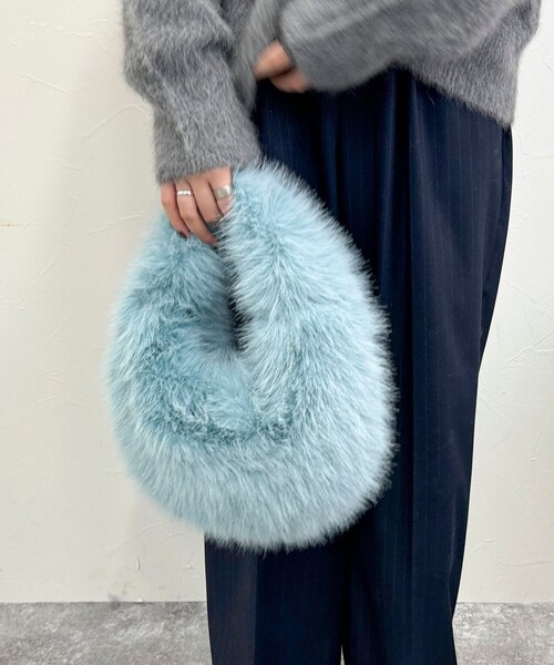 fredy emue（フレディエミュ）の「オーバルファーバッグ（ハンドバッグ・レディース・ライトブルー/チャコールグレー・FREE）」の2枚目の写真