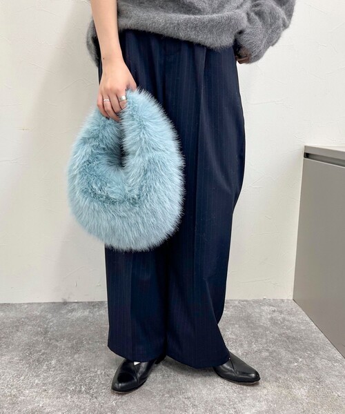 fredy emue（フレディエミュ）の「オーバルファーバッグ（ハンドバッグ・レディース・ライトブルー/チャコールグレー・FREE）」の3枚目の写真