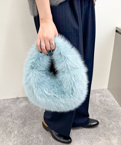 fredy emue（フレディエミュ）の「オーバルファーバッグ（ハンドバッグ・レディース・ライトブルー/チャコールグレー・FREE）」の4枚目の写真