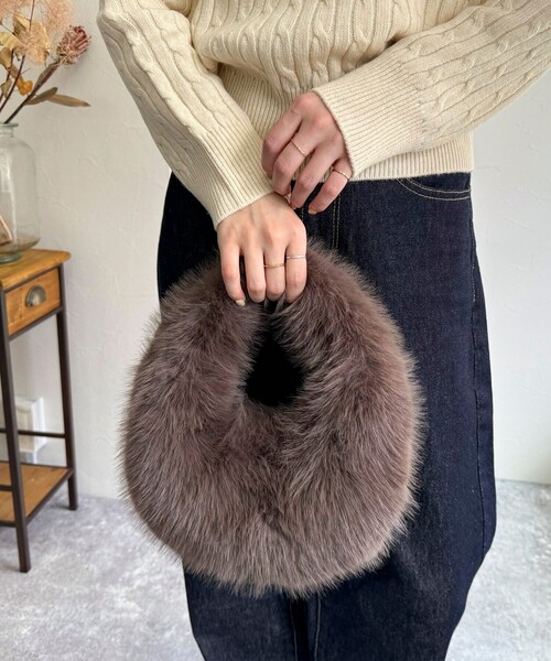 fredy emue（フレディエミュ）の「オーバルファーバッグ（ハンドバッグ・レディース・ライトブルー/チャコールグレー・FREE）」の6枚目の写真