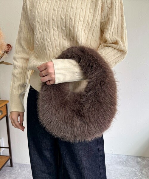 fredy emue（フレディエミュ）の「オーバルファーバッグ（ハンドバッグ・レディース・ライトブルー/チャコールグレー・FREE）」の7枚目の写真