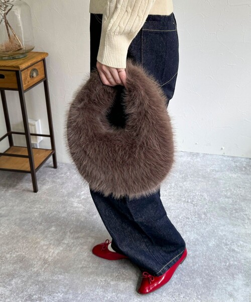 fredy emue（フレディエミュ）の「オーバルファーバッグ（ハンドバッグ・レディース・ライトブルー/チャコールグレー・FREE）」の8枚目の写真