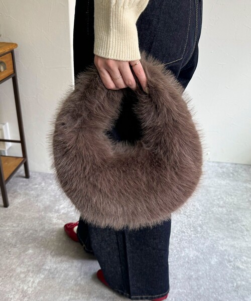 fredy emue（フレディエミュ）の「オーバルファーバッグ（ハンドバッグ・レディース・ライトブルー/チャコールグレー・FREE）」の9枚目の写真