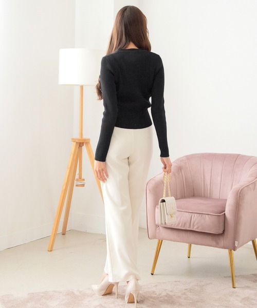 Julia Boutique（ジュリアブティック）の「ゴールドボタンVネックニットカーディガン（カーディガン/ボレロ・レディース・ネイビー/バーガンディー/ブラック・ONE）」の5枚目の写真