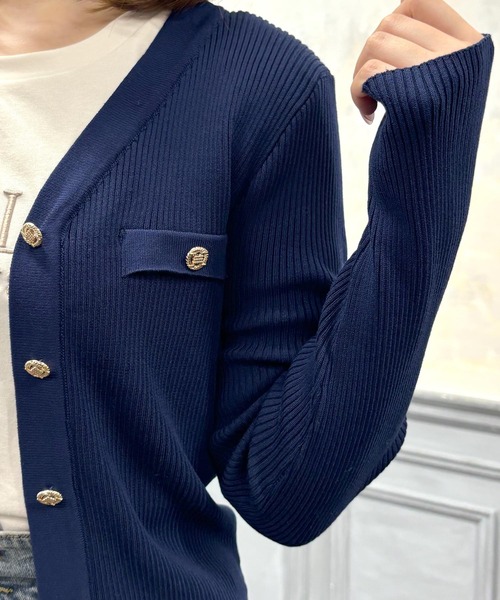 Julia Boutique（ジュリアブティック）の「ゴールドボタンVネックニットカーディガン（カーディガン/ボレロ・レディース・ネイビー/バーガンディー/ブラック・ONE）」の13枚目の写真