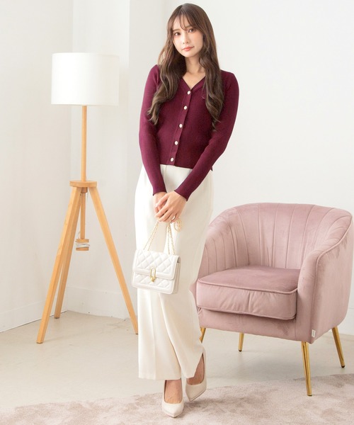 Julia Boutique（ジュリアブティック）の「ゴールドボタンVネックニットカーディガン（カーディガン/ボレロ・レディース・ネイビー/バーガンディー/ブラック・ONE）」の6枚目の写真