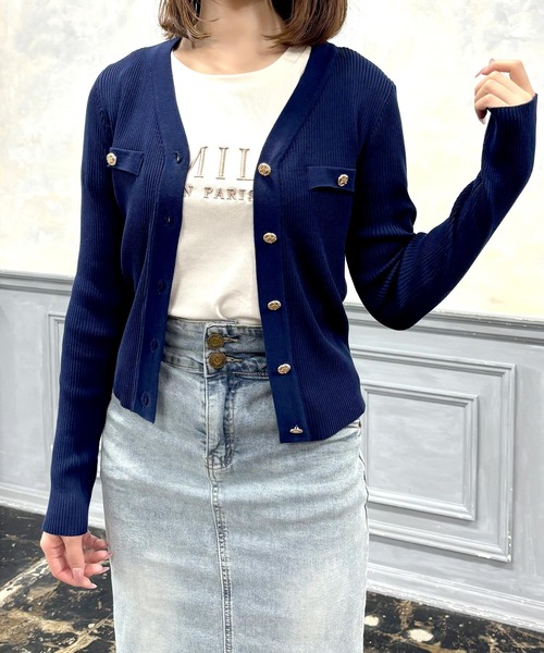 Julia Boutique（ジュリアブティック）の「ゴールドボタンVネックニットカーディガン（カーディガン/ボレロ・レディース・ネイビー/バーガンディー/ブラック・ONE）」の7枚目の写真