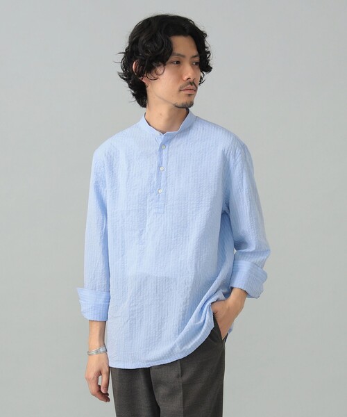 GUY ROVER(ギローバー)の「【別注】GUY ROVER / シアサッカー バンドカラー プルオーバーシャツ(シャツ/ブラウス・メンズ・ホワイト/ライトブルー・42(XL)/41(L)/39(M)/38(S)/37(XS))」の2枚目の写真