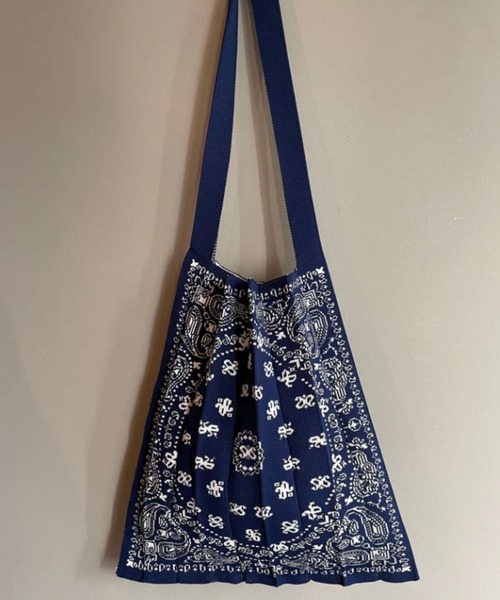 KNT365(ケイエヌティサンロクゴ)の「Knitty Paisley(トートバッグ・レディース・ネイビー/ベージュ/ブラック・FREE)」の1枚目の写真