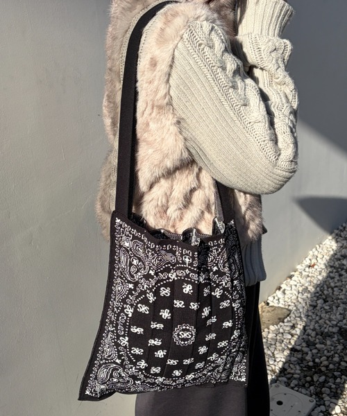 KNT365(ケイエヌティサンロクゴ)の「Knitty Paisley(トートバッグ・レディース・ネイビー/ベージュ/ブラック・FREE)」の10枚目の写真