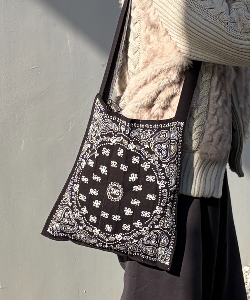 KNT365(ケイエヌティサンロクゴ)の「Knitty Paisley(トートバッグ・レディース・ネイビー/ベージュ/ブラック・FREE)」の11枚目の写真