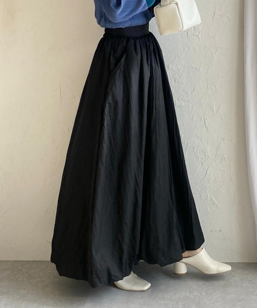 She's Closet(シーズクローゼット)の「ボリュームフレアロングナイロンバルーンスカート(スカート・レディース・アイボリー/チャコールグレー/ブラック・FREE)」の1枚目の写真