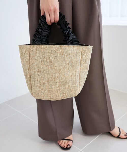 le.coeur blanc（ルクールブラン）の「FRILL HANDLE ROUND TOTE（トートバッグ・レディース・ブラック/ベージュ・FREE）」の4枚目の写真