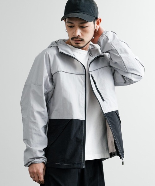 KRIFF MAYER（クリフメイヤー）の「KRIFF MAYER クリフメイヤー CLEANNESS クリーネス 撥水 防汚 配色切替フードジャケット マウンテンパーカー 2437800（ナイロンジャケット・メンズ・ブルー/マルチ/グレー・M/L/XL）」の2枚目の写真