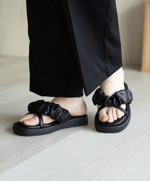 HusHusH（ハッシュアッシュ）の「HusHusH クシュクシュサンダル（サンダル・レディース・アイボリー/ブラック・S/M/L）」の8枚目の写真