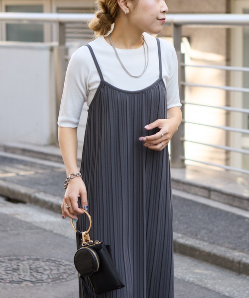 COLONY 2139（コロニートゥーワンスリーナイン）の「ビスコースリブクルー半袖ニット（ニット/セーター・レディース・オフホワイト/ブラック/サンドベージュ/ブラウン・FREE）」の5枚目の写真