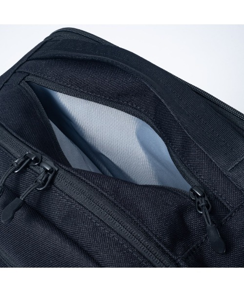 BEAMS DESIGN(ビームス デザイン)の「BEAMSDESIGN(ビームスデザイン)ROUTINE バックパック(L)(バックパック/リュック・メンズ・ブラック/レッド・FREE)」の9枚目の写真