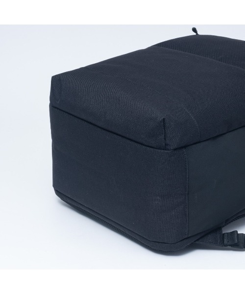 BEAMS DESIGN(ビームス デザイン)の「BEAMSDESIGN(ビームスデザイン)ROUTINE バックパック(L)(バックパック/リュック・メンズ・ブラック/レッド・FREE)」の16枚目の写真