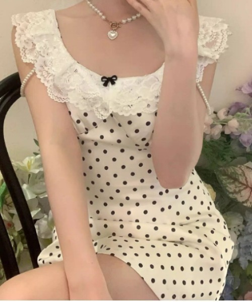 Mejoul(メジュール)の「ドット柄レースネックパールノースリーブミニワンピース(ワンピース・レディース・ホワイト・F)」の15枚目の写真