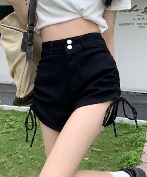Teem Store(チームストア)の「サイドシャーリングリボンダブルボタンデニムショートパンツ(デニムパンツ・レディース・ブラック/ブルー・M/L)」の3枚目の写真