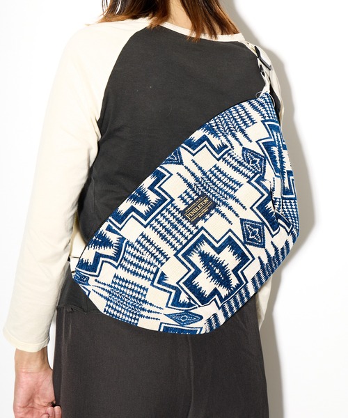 PENDLETON(ペンドルトン)の「【 PENDLETON / ペンドルトン 】GOBELINS BODY BAG / ゴブランボディバッグ(ボディバッグ/ウエストポーチ・メンズ・ブラック/オフホワイト・FREE)」の1枚目の写真